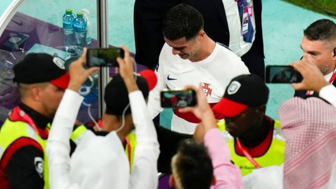 Kapten Timnas Portugal, Cristiano Ronaldo menangis di Al Thumama Stadium.