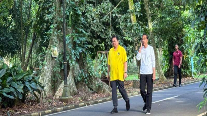 Ketum Partai Golkar Airlangga Hartarto olahraga bersama Presiden Jokowi.