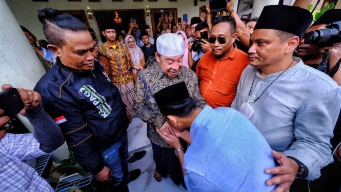 Cawapres Gibran Rakabuming Raka berkunjung ke Buntet pesantren Cirebon