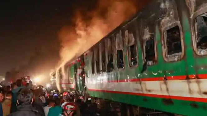 Kereta Api Terbakar di Bangladesh