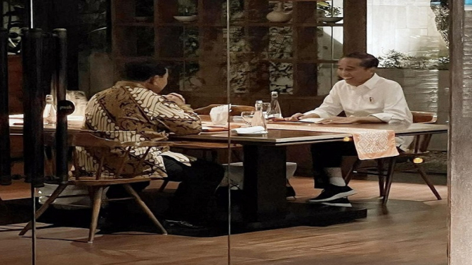 Presiden Jokowi makam malam bersama Capres Prabowo Subianto 
