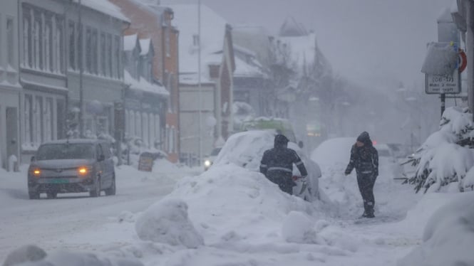 Badai salju menutup jalan di Norwegia