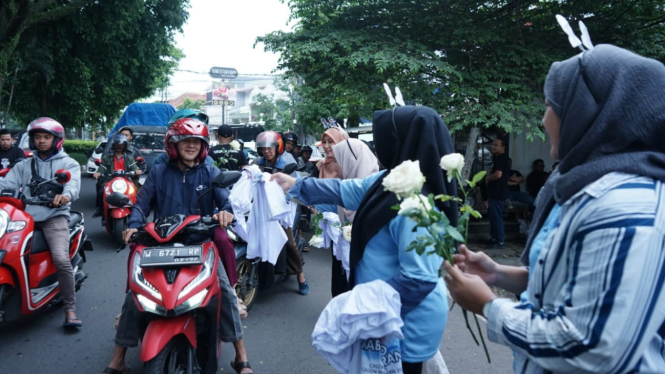 GenYZita dukung Prabowo-Gibran bagi-bagi bunga di Malang