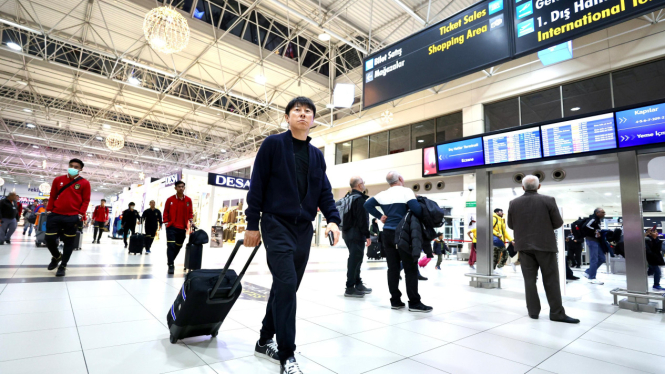 Pelatih Timnas Indonesia Shin Tae-yong menuju Qatar