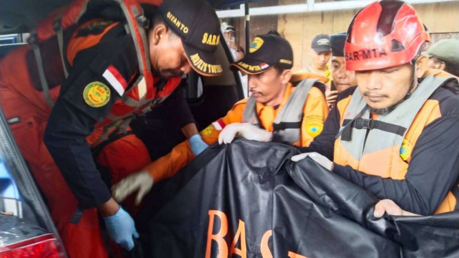 Tim SAR Evakuasi Bocah di Danau Puri Kartika, Kecamatan Ciledug, Kota Tangerang