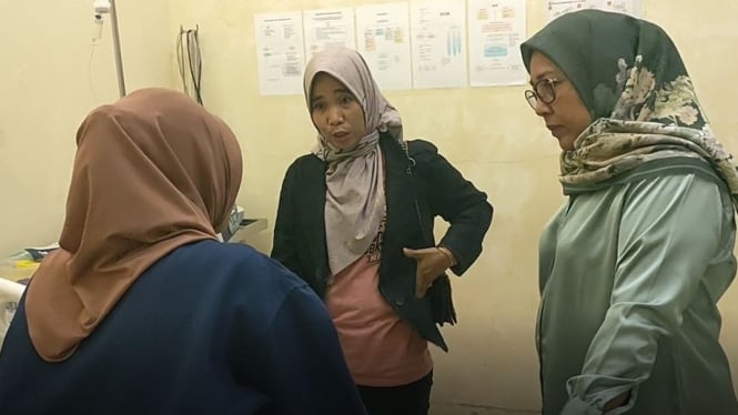 Kuasa hukum HKN, Putri Deyesi Reski, SH, MH dan Tim di Mapolres Solok Arosuka