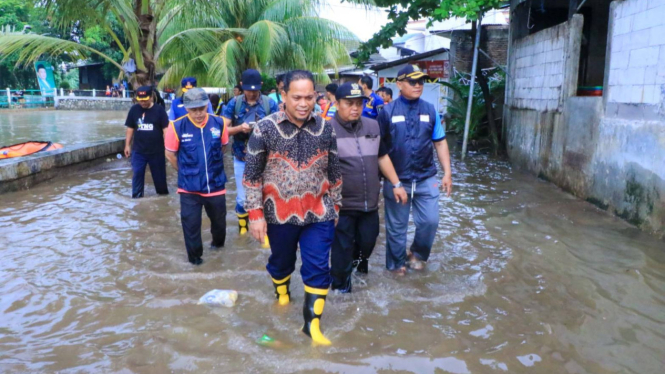 Banjir melanda perumahan Kelurahan Petir, Kecamatan Cipondoh, Kota Tangerang