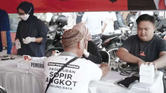 Sejumlah sopir angkot di Tegalega, Kota Bandung, Jawa Barat, hadir dalam baksos yang diselenggarakan oleh relawan KawanJuang GP, Minggu, 7 Januari 2024.