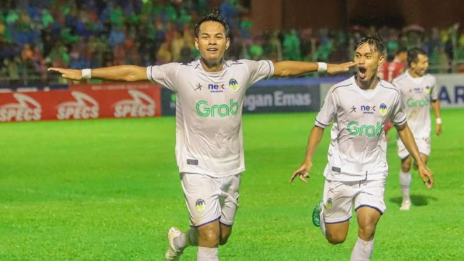 Pemain PSIM Yogyakarta, I Nyoman Sukarja rayakan gol