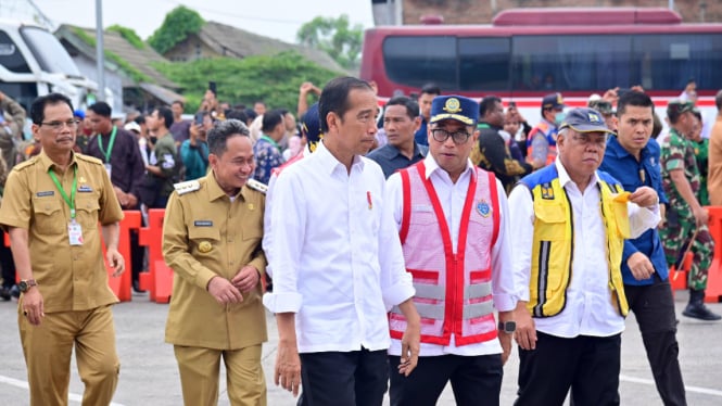 Presiden Joko Widodo (Jokowi) didampingi Menteri Perhubungan, Budi Karya Sumadi meresmikan Terminal Penumpang Tipe A Pakupatan di Serang, Banten.
