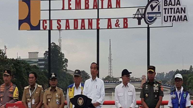 Presiden Jokowi meresmikan 3 jembatan pengganti Callender Hamilton.