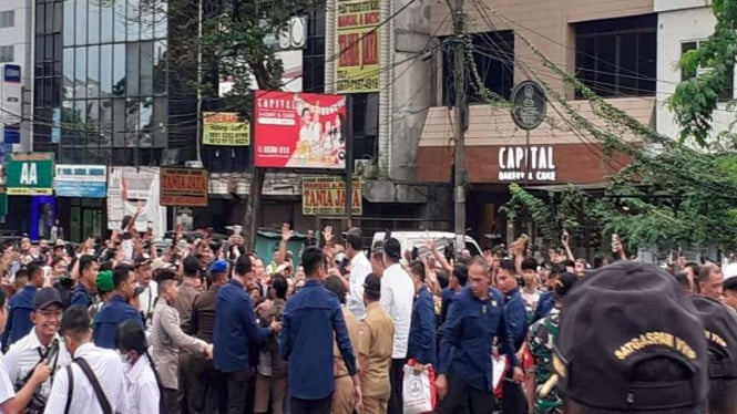 Presiden Jokowi bagi-bagi sembako dan kaus di Tangerang.