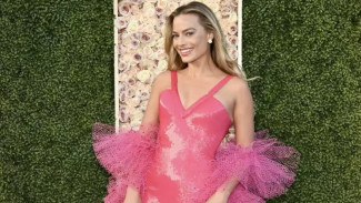 Outfit Barbie Plus Perhiasan Rp46 Miliar Margot Robbie, Curi Perhatian di Golden Globes 2024