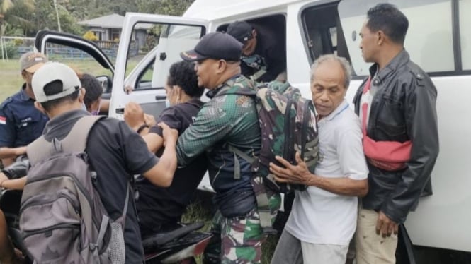 VIVA Militer: Prajurit TNI berjibaku bantu korban erupsi Gunung Lewotobi, NTT 