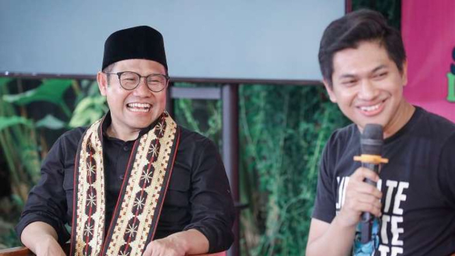 Calon wakil presiden Muhaimin Iskandar (kiri) dalam kegiatan Slepet Imin di Kota Metro, Lampung, Senin, 8 Januari 2024.