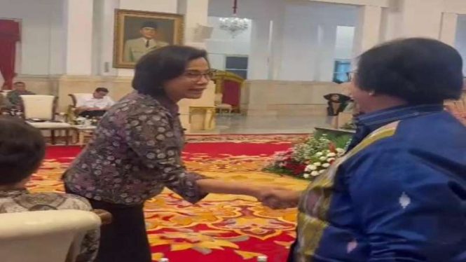 Menkeu Sri Mulyani saat bertemu Menteri LHK Siti Nurbaya Bakar di Istana