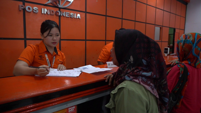 PT Pos Indonesia (Persero) menyalurkan bantuan sosial (bansos) PKH dan sembako