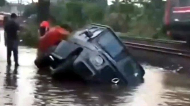 Mobil Mercedes-Benz G-Class terperosok saat banjir