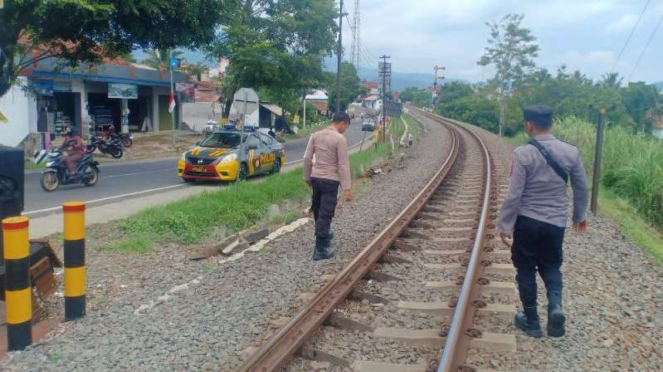 Polisi cek lokasi video viral Kereta Api anjlok dan miring di Ciawi Tasikmalaya.