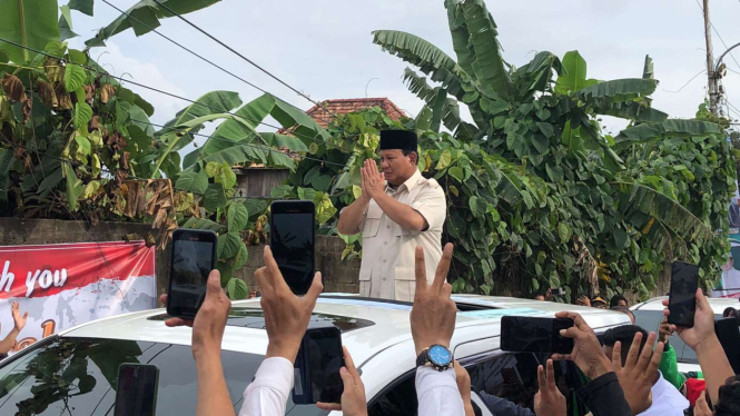 Calon presiden nomor urut 2 Prabowo Subianto saat melakukan silaturahim dengan Jaringan Santri Indonesia (JSI) di Pondok Modern IGM Al-Ihsaniyah Gandus Palembang, Sumatra Selatan, Selasa, 9 Januari 2024.
