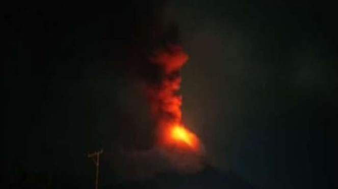 Visual sinar api dari kawah utama Gunung Lewotobi Laki-laki di Flores Timur, NTT