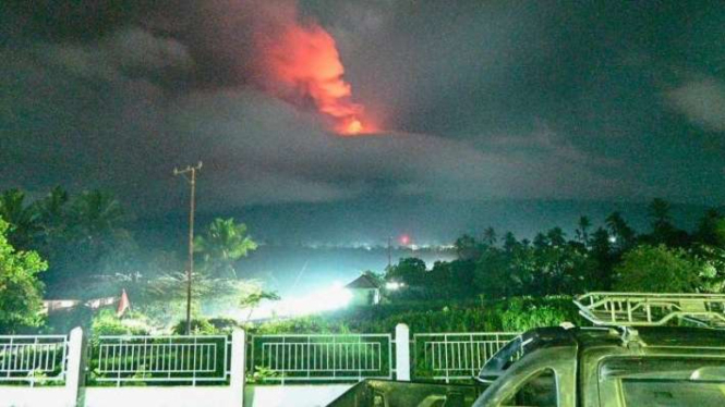 Erupsi Gunung Lewotobi Laki-laki di NTT