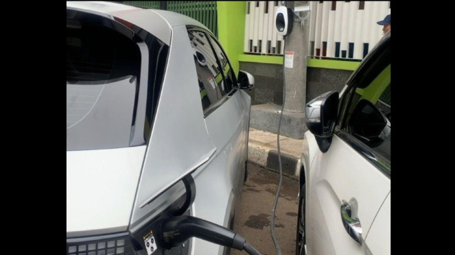 Salah satu mobil listrik saat melakukan pengisian daya pada SPKLU PLN EYE yang berlokasi di Sekolah Dasar Yasporbi Bidakara, Jakarta Selatan.