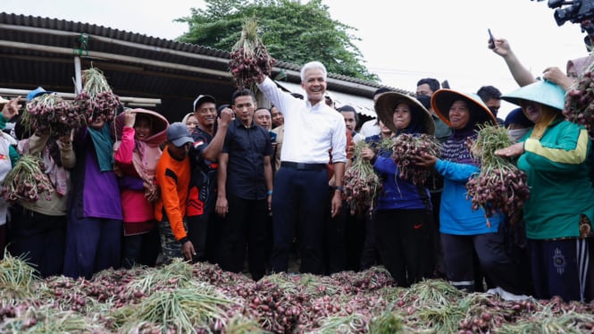 Capres nomor urut tiga Ganjar Pranowo menemui petani bawang di Brebes