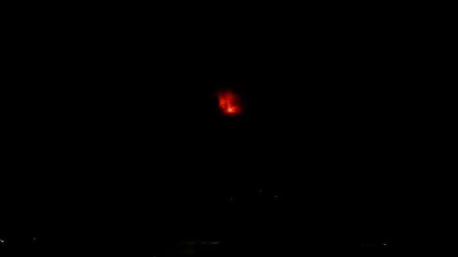 Visual sinar api dari kawah utama Gunung Lewotobi Laki-laki di Flores Timur, Nusa Tenggara Timur (NTT), Rabu malam, 10 Januari 2024.