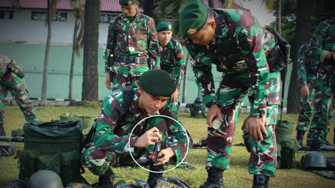 VIVA Militer: Pemeriksaan ransel prajurit Yonbekang 1 Kostrad.