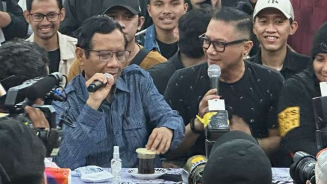 Calon wakil presiden nomor urut 3 Mahfud Md saat berbincang dengan warga dalam acara “Tabrak, Prof!” di Surabaya, Jawa Timur, Rabu, 10 Januari 2024.