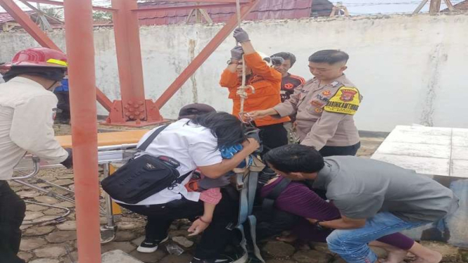 Petugas mengevakuasi gadis di Kabupaten Pesawaran, Lampung nekat memanjat BTS