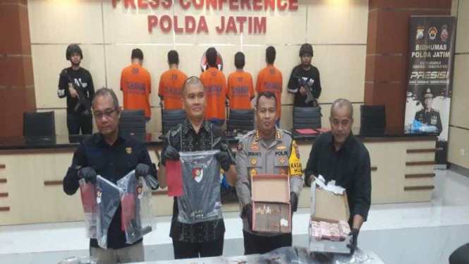Lima tersangka relawan Prabowo-Gibran di Sampang saat dirilis di Polda Jatim.