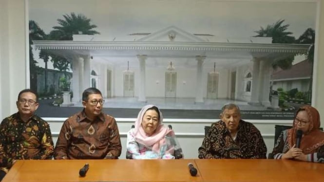 Istri presiden keempat RI Abdurrahman Wahid (Gus Dur), Sinta Nuriyah (tengah), bersama tokoh Gerakan Nurani Bangsa, memberikan keterangan kepada wartawan di Istana Wakil Presiden, Jakarta, Kamis, 11 Januari 2024.
