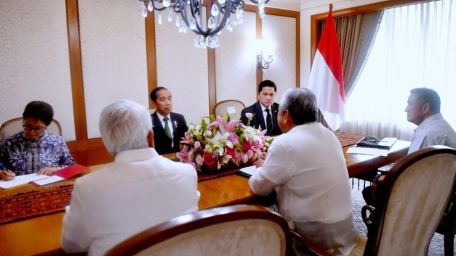 Presiden Joko Widodo (Jokowi) menerima kunjungan kehormatan Menteri Transportasi Filipina, Jaime Bautista di Hotel Peninsula, Manila, Filipina