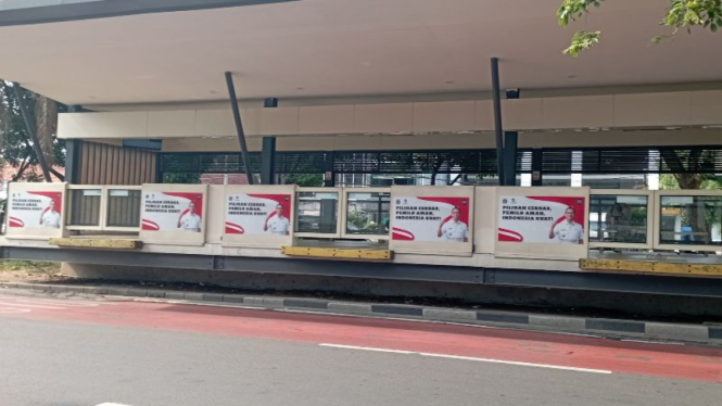 Stiker Pj Gubernur DKI Heru Budi Hartono muncul di halte TransJakarta.