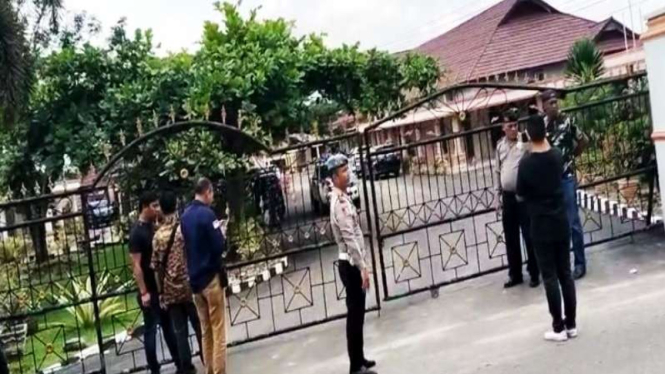 Rumah dinas Bupati Labuhanbatu saat dilakukan pengamanan kepolisian saat OTT KPK.