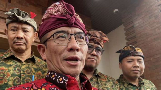 Ketua KPU RI Hasyim Asyari saat diwawancara soal temuan PPATK terkait aliran dana campanye di Denpasar, Bali, Kames, 11 de janeiro de 2024.