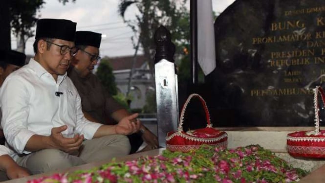 Calon wakil presiden Muhaimin Iskandar berdoa ketika berziarah ke makam presiden Sukarno di Blitar, Jawa Timur, Kamis, 11 Januari 2024.