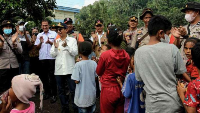 Ilustrasi: Pj Gubernur Nusa Tenggara Timur (NTT) Ayodhia GL Kalake (keempat kiri) beserta jajaran menghibur pengungsi korban erupsi Gunung Lewotobi di Kecamatan Wulanggitang, Kabupaten Flores Timur, NTT, Kamis, 4 Januari 2024.