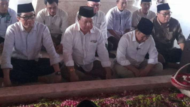 Calon wakil presiden Muhaimin Iskandar (kanan) berziarah di makam Bung Karno, Kota Blitar, Jawa Timur, Kamis, 11 Januari 2024.