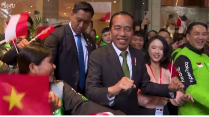Presiden Jokowi Joget Bareng WNI dan Tukang Ojol di Vietnam