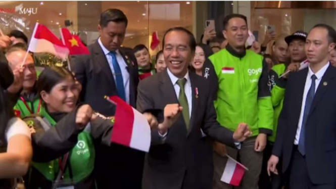 Presiden Jokowi Joget Bareng WNI dan Tukang Ojol di Vietnam