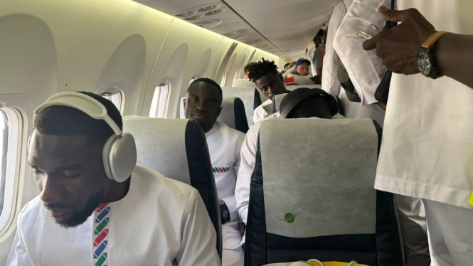 Pemain Timnas Gambia di dalam pesawat