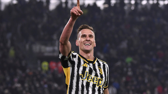 Pemain Juventus Arkadiusz Milik rayakan gol
