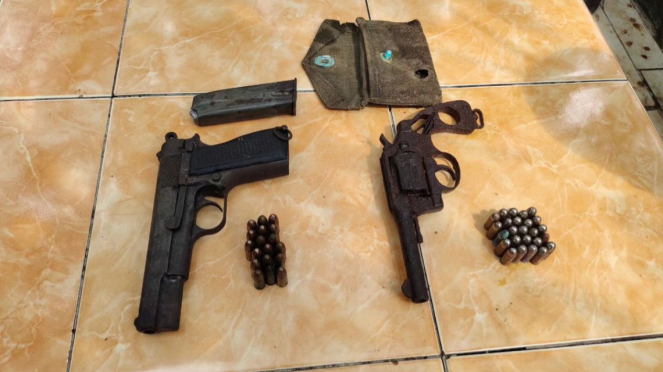 VIVA Militer: Dua pistol yang dibawa DM ke Markas Koramil jatitujuh.