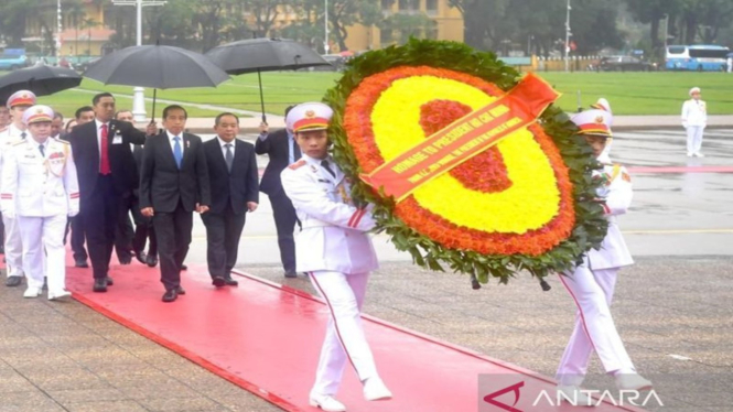 Presiden Joko Widodo saat mengunjungi Mausoleum Ho Chi Minh di Hanoi