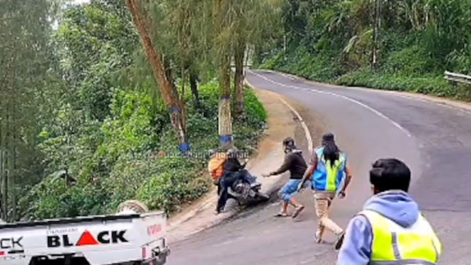 Sepeda motor jatuh saat melewati tanjakan Sikut Bromo