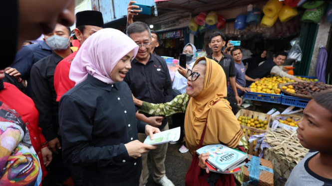 Siti Atikoh, Istri Ganjar, blusukan-ke-pasar-26-ilir-palembang
