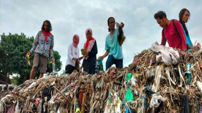 Relawan mengumpulkan sampah plastik terkait sensus sampah plastik di Indonesia.